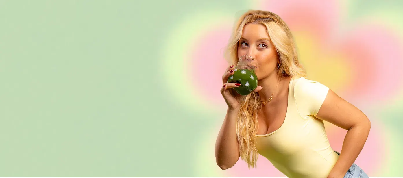 Mulher bebendo suco verde Blessy