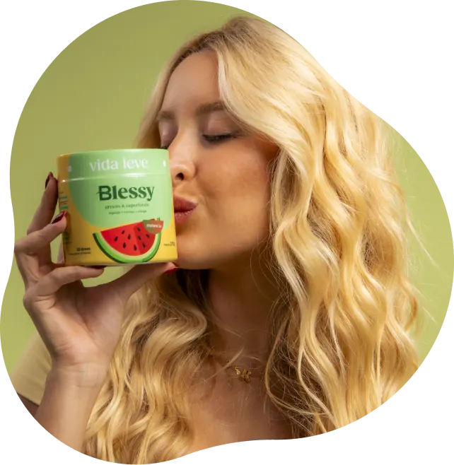 Mulher tomando Blessy melancia